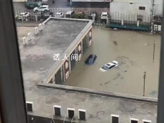 广东湛江暴雨致部分路段车泡水