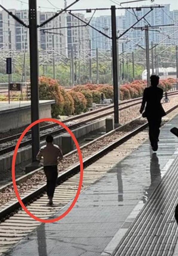 杭州东站一男子闯入动车轨道奔跑