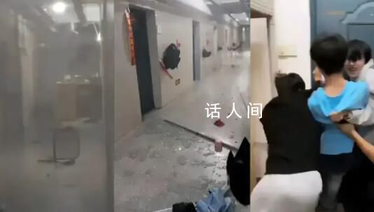 南昌再遇雷暴天气 学生用身体堵门